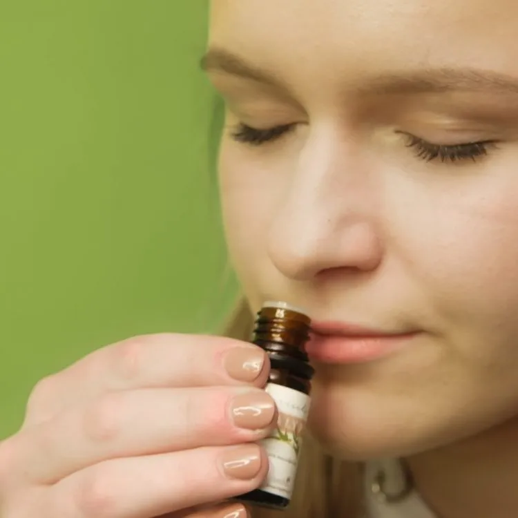 Relaxte vrouw ruikt aan Eucalyptus olie
