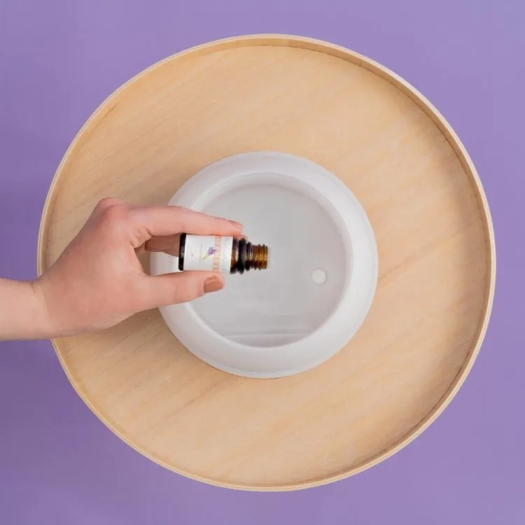 Biologische Etherische Lavandinolie druppelt in aroma diffuser