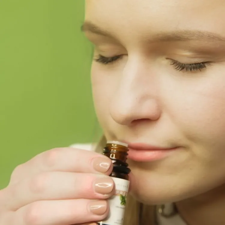 Relaxte vrouw ruikt aan Pepermuntolie