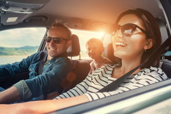 Blij familie door geuren in auto