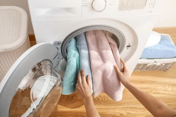 Etherische olie voor in de was: kleding heerlijk laten ruiken
