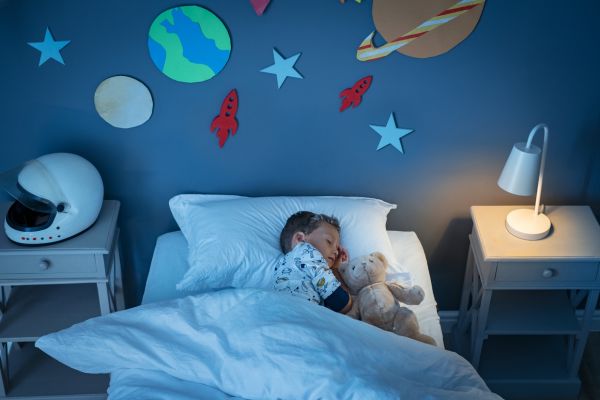 Kind slaapt in kinderkamer
