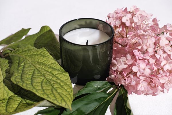 Geurkaars met bloemen en geuren erom heen