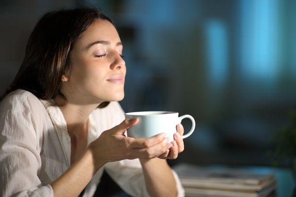 Vrouw geniet van geur