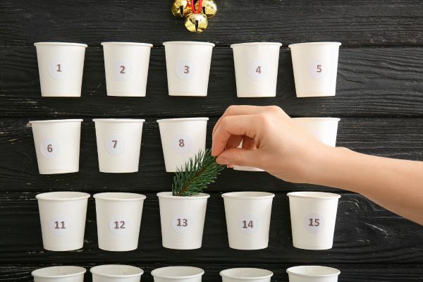 Cadeaus in bekers met getallen verrassing