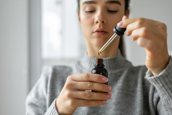 Gebruiken van de essentiele olie die geblend is
