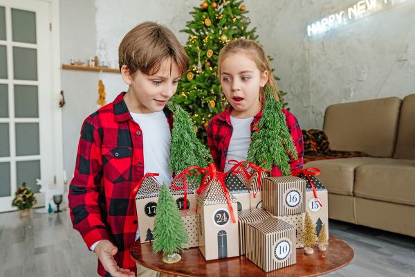 Kinderen blij met cadeaus