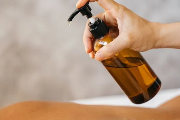 Olie voor rug massage fles persoon spuit