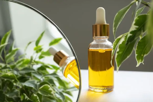 Olie met plant in fles geelkleurig