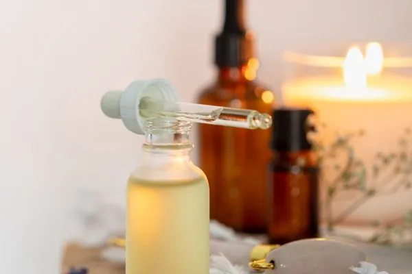 Voorgrond-doorzichtige-oil-met-pipet Voorgrond doorzichtige oil met pipet