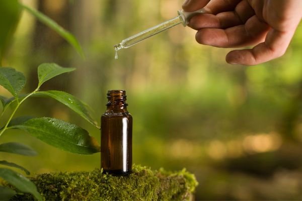 Aromatherapie olie fles in natuur
