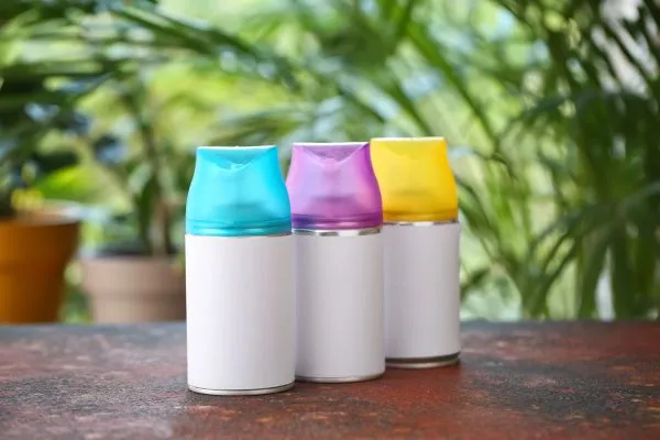 Flesjes verfrissers op tafel met kleuren en plant