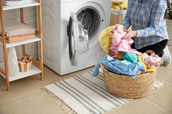 Kleding in de was doen om het lekker te laten ruiken