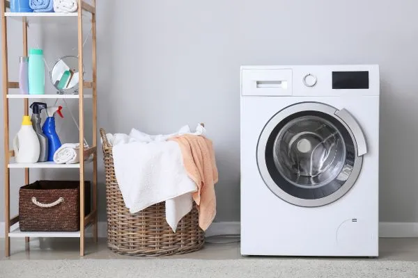 Wasmachine met kleding en was spullen aan zijkant