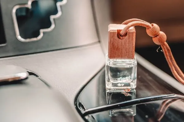 Houten autoparfum met hanger die in de auto gelegd is nice