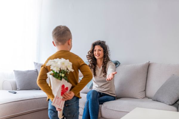 Jonge heeft mama een surprise cadeau heel blije moeder