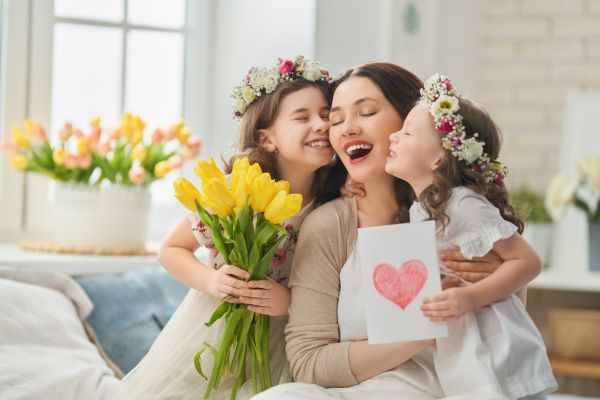 Kinderen hebben meoderdagcadeautje gekozen en mama is er blij mee gelukkig