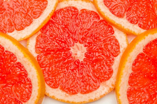 Binnenkant van een grapefruit met schil etherische olie