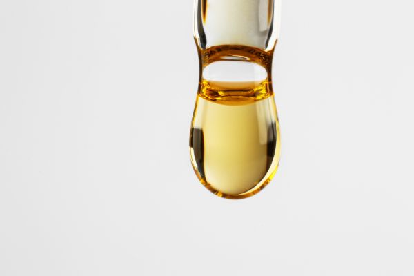 Een druppel van een gouden olie close up
