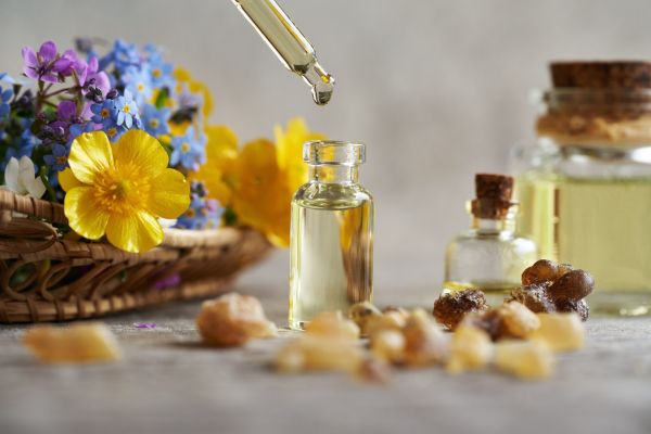 Verschillende soorten bloemen waarvan olie is gemaakt voor je lichaam