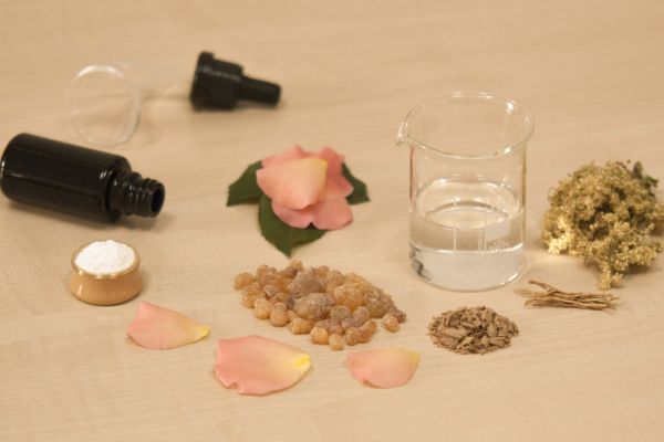 Verschillende soorten olien waarvan vetiver olie er ook is en ingredient