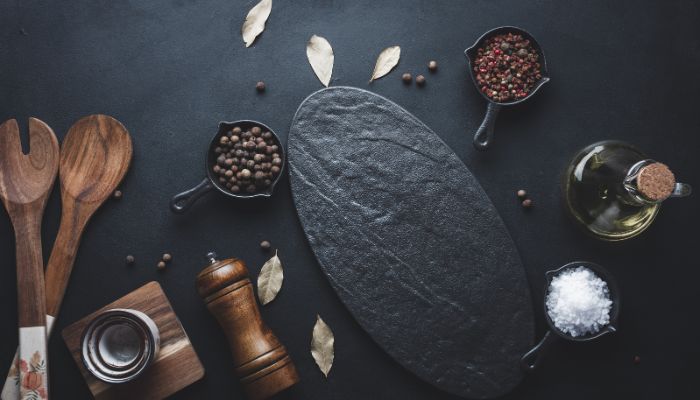 Houten-lepel-black-seed-en-een-zwart-aanrecht houten lepel black seed en een zwart aanrecht