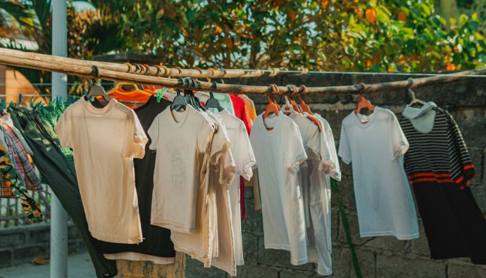 kleding aan waslijn buiten in de lente te drogen