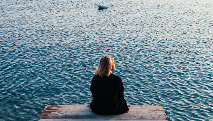 Zen-moment-aan-zee-op-een-steiger