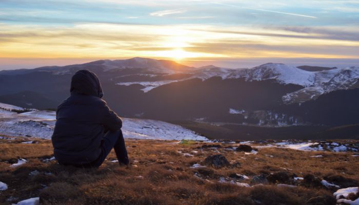 Zonsondergang op een berg tijdens zen moment