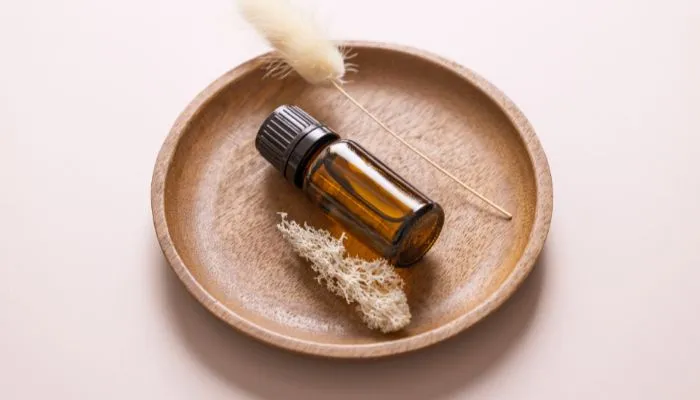 black seed oil op een bordje met bloem en flesje