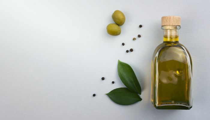 Jojoba olie met planten er om heen
