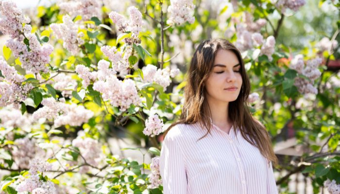 Ruiken bij een bloemen bosje