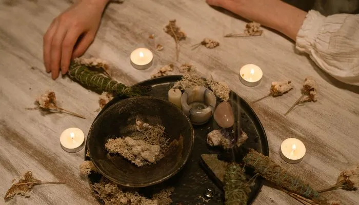 Salie olie op tafel met kaarsen er om heen op een plaat