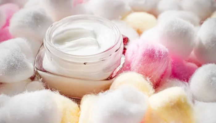Witte zalf en watjes in verschillende kleuren