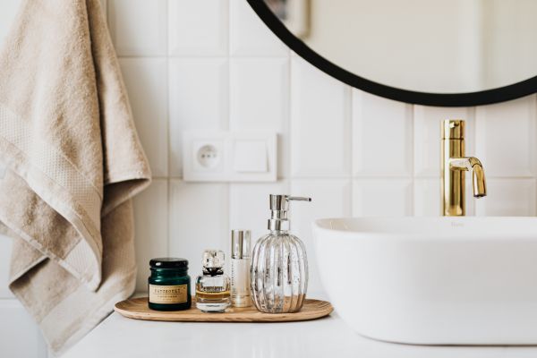 Badkamer met verzorging producten voor een spiegel