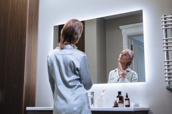 Vrouw-voor-spiegel-met-een-kam Vrouw voor spiegel met een kam