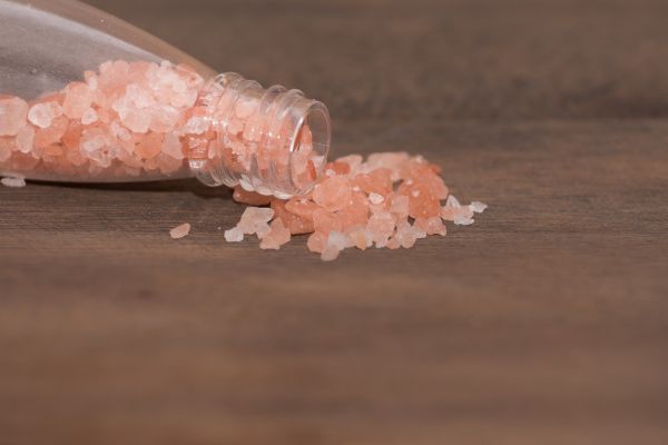 Zout kristallen uit glazen fles