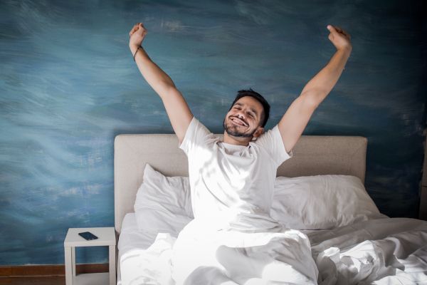 Uitgerust wakker man en vrouw gebruik van lamp wake up